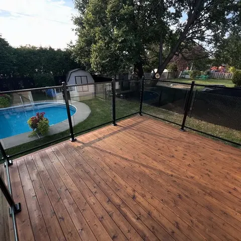 Cedar deck with glass railing and black pool fence, Vaudreuil-Soulanges